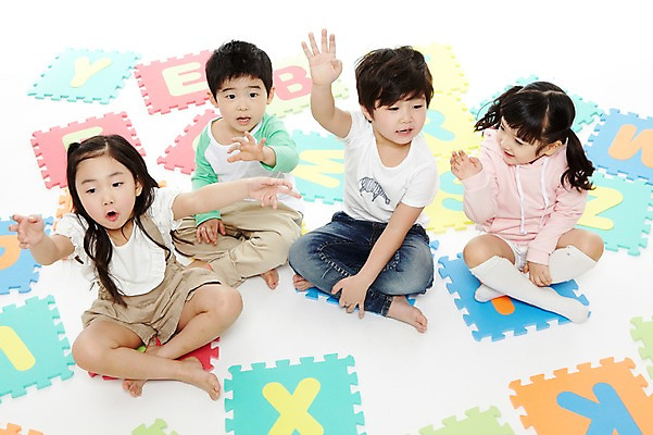 포토 JPG 스튜디오촬영 전신 문자 라이프스타일 알파벳 영어 여자 어린이교육 교육 남자 어린이라이프 어린이 실내 영어교육 누끼 사람 앉기 동양인 소녀 소년 여러명 앞모습 친구 하이앵글 손들기 유치원 유치원생 한국인 매트 발표 글자교육 어린이만 국내포토 뷰포인트 다수 관계 모션 인종 내부 생활 파일형식