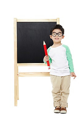 포토 JPG 스튜디오촬영 전신 라이프스타일 어린이교육 교육 남자 어린이라이프 안경 어린이 알림판 실내 한명 서기 미소 웃음 들기 누끼 사람 동양인 소년 앞모습 연필 칠판 유치원 유치원생 한국인 남자만 남자한명만 어린이만 소년만 소년한명만 안경낌 국내포토 1 잡화 뷰포인트 모션 학용품 표정 인종 내부 생활 필기구 파일형식