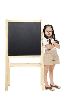 포토 JPG 스튜디오촬영 전신 라이프스타일 긴머리 여자 어린이교육 교육 어린이라이프 안경 어린이 반바지 알림판 실내 한명 서기 누끼 사람 동양인 소녀 옆모습 팔짱 칠판 유치원 유치원생 한국인 멜빵바지 여자만 여자한명만 어린이만 소녀만 소녀한명만 안경낌 국내포토 1 헤어스타일 잡화 뷰포인트 바지 모션 인종 내부 생활 멜빵 파일형식