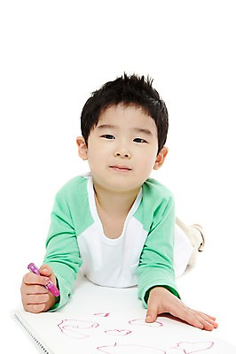 포토 JPG 스튜디오촬영 전신 라이프스타일 어린이교육 교육 남자 어린이라이프 어린이 엎드리기 실내 미술 한명 누끼 사람 동양인 소년 앞모습 눕기 유치원 유치원생 한국인 색칠 그리기 스케치북 그림 크레파스 미술교육 남자만 남자한명만 어린이만 소년만 소년한명만 국내포토 1 뷰포인트 모션 문화예술 학용품 인종 내부 생활 파일형식