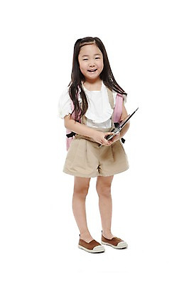 포토 JPG 스튜디오촬영 전신 라이프스타일 긴머리 여자 어린이교육 교육 어린이라이프 어린이 가방 반바지 배낭 책가방 실내 한명 서기 미소 웃음 들기 누끼 사람 동양인 소녀 앞모습 태블릿 유치원 유치원생 한국인 웹서핑 멜빵바지 여자만 여자한명만 어린이만 소녀만 소녀한명만 국내포토 1 헤어스타일 잡화 뷰포인트 바지 모션 표정 인종 내부 생활 전자제품 스마트기기 멜빵 파일형식