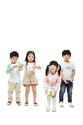 포토 JPG 스튜디오촬영 전신 라이프스타일 여자 어린이교육 교육 남자 어린이라이프 어린이 악기 음악 연주 타악기 실내 서기 들기 누끼 사람 동양인 소녀 소년 여러명 앞모습 친구 유치원 유치원생 한국인 음악교육 탬버린 캐스터네츠 어린이만 국내포토 뷰포인트 다수 관계 모션 문화예술 인종 내부 생활 파일형식