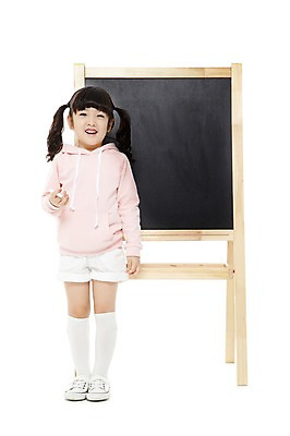 포토 JPG 스튜디오촬영 전신 라이프스타일 여자 어린이교육 교육 어린이라이프 어린이 반바지 양갈래머리 알림판 실내 한명 서기 미소 웃음 들기 누끼 사람 동양인 소녀 앞모습 칠판 유치원 유치원생 한국인 니삭스 분필 여자만 여자한명만 어린이만 소녀만 소녀한명만 국내포토 1 헤어스타일 뷰포인트 바지 모션 양말 표정 인종 내부 생활 초크 파일형식