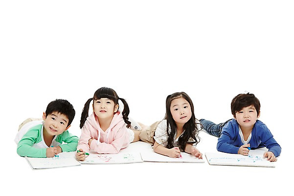 포토 JPG 스튜디오촬영 전신 라이프스타일 여자 어린이교육 교육 남자 어린이라이프 어린이 엎드리기 실내 미술 미소 웃음 누끼 사람 동양인 소녀 소년 여러명 앞모습 친구 눕기 유치원 유치원생 한국인 색칠 그리기 스케치북 그림 크레파스 미술교육 어린이만 국내포토 뷰포인트 다수 관계 모션 문화예술 학용품 표정 인종 내부 생활 파일형식