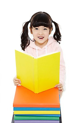 포토 JPG 스튜디오촬영 라이프스타일 여자 어린이교육 교육 어린이라이프 어린이 양갈래머리 실내 한명 미소 웃음 들기 누끼 사람 동양인 소녀 상반신 앞모습 책 독서 쌓기 유치원 유치원생 한국인 여자만 여자한명만 어린이만 소녀만 소녀한명만 국내포토 1 헤어스타일 뷰포인트 모션 표정 인종 내부 생활 파일형식