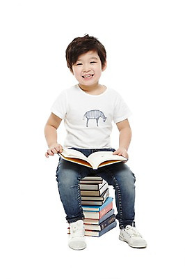 포토 JPG 스튜디오촬영 전신 라이프스타일 어린이교육 교육 남자 어린이라이프 어린이 교재 실내 한명 미소 웃음 들기 누끼 사람 앉기 동양인 소년 앞모습 책 독서 쌓기 유치원 유치원생 한국인 반팔티셔츠 남자만 남자한명만 어린이만 소년만 소년한명만 국내포토 1 뷰포인트 티셔츠 모션 표정 인종 내부 생활 파일형식