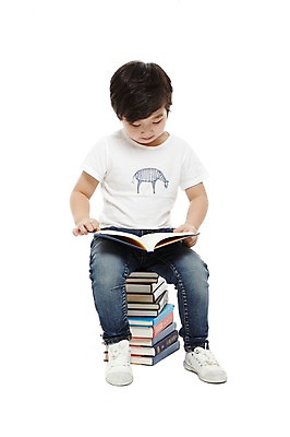 포토 JPG 스튜디오촬영 전신 라이프스타일 응시 어린이교육 교육 남자 어린이라이프 어린이 교재 실내 한명 들기 누끼 사람 앉기 동양인 소년 앞모습 책 독서 쌓기 유치원 유치원생 한국인 반팔티셔츠 읽기 남자만 남자한명만 어린이만 소년만 소년한명만 국내포토 1 시선 뷰포인트 티셔츠 모션 인종 내부 생활 파일형식