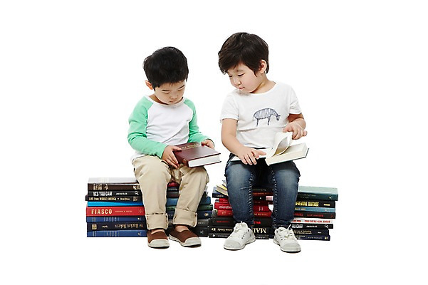 포토 JPG 스튜디오촬영 전신 라이프스타일 응시 어린이교육 교육 남자 어린이라이프 어린이 교재 실내 들기 누끼 사람 앉기 동양인 소년 두명 앞모습 책 친구 독서 쌓기 유치원 유치원생 한국인 남자만 어린이만 소년만 국내포토 시선 뷰포인트 관계 모션 인종 내부 생활 파일형식