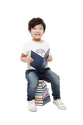 포토 JPG 스튜디오촬영 전신 라이프스타일 어린이교육 교육 남자 어린이라이프 어린이 교재 실내 한명 미소 웃음 들기 누끼 사람 앉기 동양인 소년 앞모습 책 독서 쌓기 유치원 유치원생 한국인 반팔티셔츠 남자만 남자한명만 어린이만 소년만 소년한명만 국내포토 1 뷰포인트 티셔츠 모션 표정 인종 내부 생활 파일형식