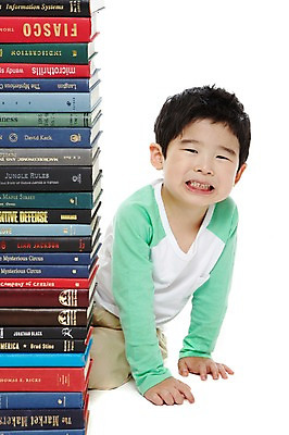 포토 JPG 스튜디오촬영 라이프스타일 어린이교육 교육 남자 어린이라이프 어린이 교재 실내 한명 미소 웃음 누끼 사람 앉기 동양인 소년 앞모습 책 독서 쌓기 유치원 유치원생 한국인 남자만 남자한명만 어린이만 소년만 소년한명만 국내포토 1 뷰포인트 모션 표정 인종 내부 생활 파일형식