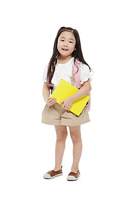 포토 JPG 스튜디오촬영 전신 라이프스타일 긴머리 여자 어린이교육 교육 어린이라이프 어린이 가방 반바지 배낭 교재 책가방 실내 한명 서기 미소 웃음 들기 누끼 사람 동양인 소녀 앞모습 책 유치원 유치원생 한국인 멜빵바지 여자만 여자한명만 어린이만 소녀만 소녀한명만 국내포토 1 헤어스타일 잡화 뷰포인트 바지 모션 표정 인종 내부 생활 멜빵 파일형식