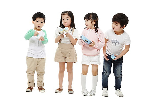 포토 JPG 스튜디오촬영 전신 라이프스타일 응시 여자 어린이교육 교육 남자 어린이라이프 어린이 악기 음악 연주 타악기 실내 서기 들기 누끼 사람 동양인 소녀 소년 여러명 앞모습 친구 유치원 유치원생 한국인 음악교육 탬버린 캐스터네츠 어린이만 국내포토 시선 뷰포인트 다수 관계 모션 문화예술 인종 내부 생활 파일형식