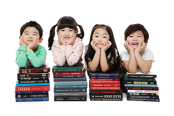 포토 JPG 스튜디오촬영 라이프스타일 여자 어린이교육 교육 남자 어린이라이프 어린이 교재 실내 미소 웃음 누끼 사람 동양인 소녀 소년 여러명 상반신 앞모습 책 친구 쌓기 턱괴기 유치원 유치원생 한국인 어린이만 국내포토 뷰포인트 다수 관계 모션 표정 인종 내부 생활 파일형식