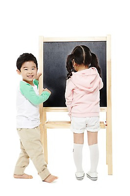 포토 JPG 스튜디오촬영 전신 라이프스타일 여자 어린이교육 교육 남자 어린이라이프 어린이 알림판 실내 서기 미소 웃음 누끼 사람 동양인 소녀 소년 두명 옆모습 뒷모습 친구 칠판 유치원 유치원생 한국인 어린이만 국내포토 뷰포인트 관계 모션 표정 인종 내부 생활 파일형식