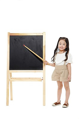 포토 JPG 스튜디오촬영 전신 라이프스타일 긴머리 여자 어린이교육 교육 어린이라이프 어린이 반바지 알림판 실내 한명 서기 미소 웃음 들기 누끼 사람 동양인 소녀 앞모습 칠판 유치원 유치원생 한국인 가리킴 가르침 지시 멜빵바지 지시봉 명령 여자만 여자한명만 어린이만 소녀만 소녀한명만 국내포토 1 헤어스타일 뷰포인트 바지 모션 표정 인종 손짓 내부 생활 멜빵 파일형식