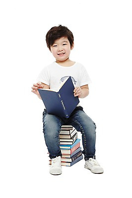 포토 JPG 스튜디오촬영 전신 라이프스타일 어린이교육 교육 남자 어린이라이프 어린이 교재 실내 한명 미소 웃음 들기 누끼 사람 앉기 동양인 소년 앞모습 책 독서 쌓기 유치원 유치원생 한국인 반팔티셔츠 남자만 남자한명만 어린이만 소년만 소년한명만 국내포토 1 뷰포인트 티셔츠 모션 표정 인종 내부 생활 파일형식