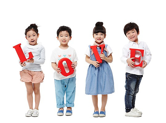 포토 JPG 스튜디오촬영 전신 문자 라이프스타일 알파벳 영어 여자 어린이교육 교육 남자 어린이라이프 어린이 실내 사랑 영어교육 서기 미소 웃음 들기 누끼 사람 동양인 소녀 소년 여러명 앞모습 친구 단어 유치원 유치원생 한국인 글자교육 어린이만 국내포토 감정 뷰포인트 다수 관계 모션 표정 인종 내부 생활 파일형식