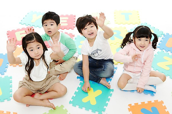 포토 JPG 스튜디오촬영 전신 문자 라이프스타일 알파벳 영어 여자 어린이교육 교육 남자 어린이라이프 어린이 실내 영어교육 미소 웃음 누끼 사람 앉기 동양인 소녀 소년 여러명 앞모습 친구 하이앵글 손들기 유치원 유치원생 한국인 매트 발표 글자교육 어린이만 국내포토 뷰포인트 다수 관계 모션 표정 인종 내부 생활 파일형식