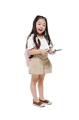 포토 JPG 스튜디오촬영 전신 라이프스타일 긴머리 여자 어린이교육 교육 어린이라이프 어린이 가방 반바지 배낭 책가방 실내 한명 서기 미소 웃음 들기 누끼 사람 동양인 소녀 옆모습 태블릿 유치원 유치원생 한국인 웹서핑 멜빵바지 여자만 여자한명만 어린이만 소녀만 소녀한명만 국내포토 1 헤어스타일 잡화 뷰포인트 바지 모션 표정 인종 내부 생활 전자제품 스마트기기 멜빵 파일형식