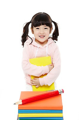 포토 JPG 스튜디오촬영 라이프스타일 여자 어린이교육 교육 어린이라이프 어린이 양갈래머리 교재 실내 한명 미소 웃음 들기 누끼 사람 동양인 소녀 상반신 앞모습 책 독서 연필 쌓기 유치원 유치원생 한국인 여자만 여자한명만 어린이만 소녀만 소녀한명만 국내포토 1 헤어스타일 뷰포인트 모션 학용품 표정 인종 내부 생활 필기구 파일형식