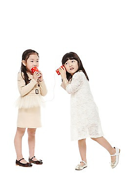 포토 JPG 스튜디오촬영 전신 라이프스타일 원피스 여자 어린이라이프 어린이 구두 비즈니스 놀이 실내 말하기 서기 들기 누끼 사람 동양인 정장 소녀 두명 옆모습 친구 치마 유치원 유치원생 듣기 한국인 비즈니스우먼 종이컵 실전화기 전화기 키즈비즈니스 통화 전화놀이 여자만 어린이만 소녀만 국내포토 옷 교육 뷰포인트 신발 관계 모션 하의 인종 내부 생활 컵 직장인 일회용 파일형식