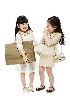 포토 JPG 스튜디오촬영 전신 라이프스타일 원피스 여자 어린이라이프 어린이 구두 가방 비즈니스 실내 서기 미소 웃음 누끼 사람 동양인 정장 소녀 두명 앞모습 친구 쇼핑 치마 쇼핑백 유치원 유치원생 한국인 핸드백 비즈니스우먼 키즈비즈니스 여자만 어린이만 소녀만 국내포토 잡화 옷 교육 뷰포인트 신발 관계 모션 하의 표정 인종 내부 생활 직장인 파일형식