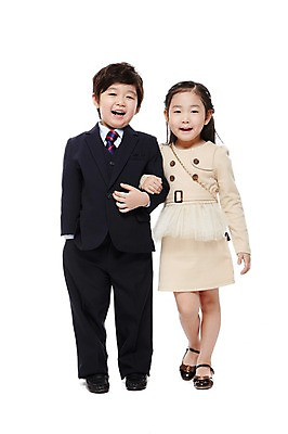 포토 JPG 스튜디오촬영 전신 라이프스타일 커플 여자 남자 어린이라이프 어린이 한쌍 구두 가방 비즈니스 실내 서기 미소 웃음 누끼 사람 동양인 정장 소녀 소년 두명 앞모습 친구 팔짱 유치원 유치원생 한국인 핸드백 비즈니스맨 비즈니스우먼 키즈비즈니스 어린이만 국내포토 잡화 옷 교육 뷰포인트 신발 관계 모션 표정 인종 내부 생활 직장인 파일형식