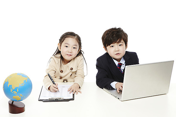 포토 JPG 스튜디오촬영 라이프스타일 여자 남자 어린이라이프 어린이 비즈니스 실내 누끼 사람 동양인 정장 소녀 소년 상반신 두명 앞모습 친구 노트북 컴퓨터 펜 지구본 유치원 유치원생 한국인 웹서핑 기록 업무 비즈니스맨 비즈니스우먼 작업실 책상 문서 키즈비즈니스 서류판 어린이만 국내포토 옷 교육 뷰포인트 가구 관계 인종 내부 생활 전자제품 필기구 사무용품 작업 직장인 파일형식