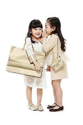 포토 JPG 스튜디오촬영 전신 라이프스타일 원피스 여자 어린이라이프 어린이 구두 가방 비즈니스 실내 서기 미소 웃음 누끼 사람 동양인 정장 소녀 두명 앞모습 옆모습 친구 쇼핑 치마 쇼핑백 유치원 유치원생 한국인 핸드백 비즈니스우먼 비밀 귓속말 키즈비즈니스 여자만 어린이만 소녀만 국내포토 잡화 옷 교육 뷰포인트 신발 컨셉 관계 모션 하의 표정 인종 내부 생활 직장인 파일형식