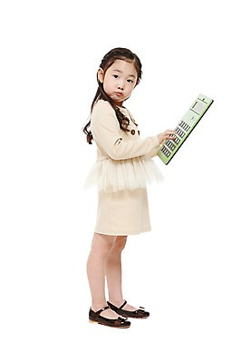 포토 JPG 스튜디오촬영 전신 라이프스타일 긴머리 원피스 여자 어린이라이프 어린이 구두 비즈니스 실내 한명 서기 들기 누끼 사람 동양인 정장 소녀 옆모습 금융 경제 치마 사무용품 유치원 유치원생 한국인 전자계산기 계산기 비즈니스우먼 계산 키즈비즈니스 여자만 여자한명만 어린이만 소녀만 소녀한명만 국내포토 1 헤어스타일 옷 교육 뷰포인트 신발 모션 하의 문구용품 인종 내부 생활 장비 직장인 파일형식