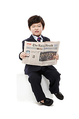 포토 JPG 스튜디오촬영 전신 라이프스타일 남자 어린이라이프 어린이 비즈니스 실내 한명 들기 누끼 사람 앉기 동양인 정장 소년 앞모습 유치원 유치원생 한국인 정보 비즈니스맨 신문 뉴스 찡그림 신문읽기 키즈비즈니스 나무의자 남자만 남자한명만 어린이만 소년만 소년한명만 소식_알림 국내포토 1 옷 교육 뷰포인트 컨셉 의자 모션 표정 인종 내부 생활 목재 간행물 직장인 읽기 파일형식