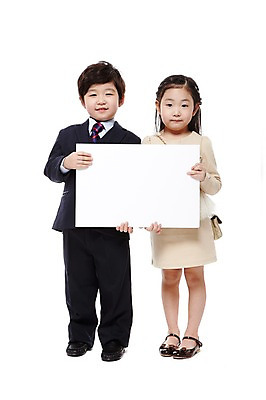 포토 JPG 스튜디오촬영 전신 라이프스타일 배너 여자 남자 어린이라이프 어린이 구두 가방 비즈니스 사각프레임 광고판 실내 서기 미소 웃음 들기 누끼 사람 동양인 정장 소녀 소년 두명 앞모습 친구 유치원 유치원생 한국인 핸드백 비즈니스맨 비즈니스우먼 알림 키즈비즈니스 어린이만 국내포토 잡화 옷 교육 뷰포인트 신발 관계 모션 프레임 알림판 표정 인종 내부 생활 사각형 직장인 판 파일형식