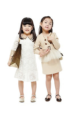 포토 JPG 스튜디오촬영 전신 라이프스타일 원피스 여자 어린이라이프 어린이 구두 가방 비즈니스 실내 서기 미소 웃음 누끼 사람 동양인 정장 소녀 두명 앞모습 친구 쇼핑 치마 쇼핑백 팔짱 유치원 유치원생 한국인 핸드백 비즈니스우먼 키즈비즈니스 여자만 어린이만 소녀만 국내포토 잡화 옷 교육 뷰포인트 신발 관계 모션 하의 표정 인종 내부 생활 직장인 파일형식