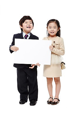 포토 JPG 스튜디오촬영 전신 라이프스타일 배너 여자 남자 어린이라이프 어린이 구두 가방 비즈니스 사각프레임 광고판 실내 서기 미소 웃음 들기 누끼 사람 동양인 정장 소녀 소년 두명 앞모습 친구 유치원 유치원생 한국인 핸드백 비즈니스맨 비즈니스우먼 알림 키즈비즈니스 어린이만 국내포토 잡화 옷 교육 뷰포인트 신발 관계 모션 프레임 알림판 표정 인종 내부 생활 사각형 직장인 판 파일형식