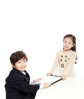 포토 JPG 스튜디오촬영 라이프스타일 여자 남자 어린이라이프 어린이 비즈니스 실내 서기 미소 웃음 누끼 사람 앉기 동양인 정장 소녀 소년 상반신 두명 친구 유치원 유치원생 한국인 업무 비즈니스맨 비즈니스우먼 작업실 상사 책상 문서 키즈비즈니스 부하 결재 결재판 어린이만 국내포토 옷 교육 가구 관계 모션 표정 인종 내부 생활 작업 직장인 파일형식