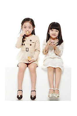포토 JPG 스튜디오촬영 전신 라이프스타일 원피스 여자 어린이라이프 음료 어린이 구두 비즈니스 티타임 휴식 잔 실내 미소 웃음 들기 누끼 사람 앉기 동양인 정장 소녀 두명 앞모습 컵 친구 치마 유치원 유치원생 한국인 마시기 비즈니스우먼 차 찻잔 먹기 키즈비즈니스 나무의자 여자만 어린이만 소녀만 국내포토 식기 옷 교육 뷰포인트 신발 컨셉 의자 관계 모션 하의 표정 인종 내부 생활 목재 직장인 파일형식