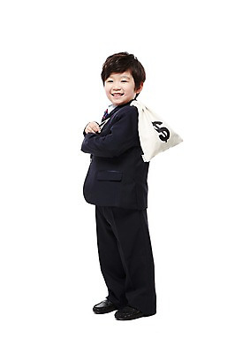 포토 JPG 스튜디오촬영 전신 라이프스타일 남자 어린이라이프 어린이 돈 비즈니스 실내 한명 서기 미소 웃음 들기 누끼 사람 동양인 정장 소년 옆모습 금융 경제 달러 유치원 유치원생 한국인 비즈니스맨 돈자루 주머니 키즈비즈니스 남자만 남자한명만 어린이만 소년만 소년한명만 국내포토 1 옷 교육 뷰포인트 모션 표정 인종 내부 생활 직장인 재산 파일형식