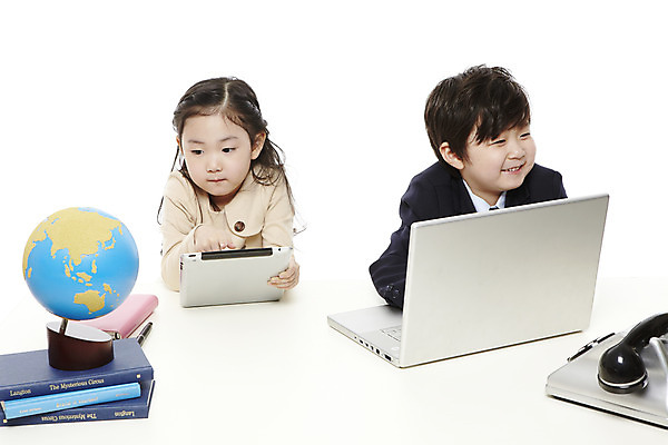 포토 JPG 스튜디오촬영 라이프스타일 응시 여자 남자 어린이라이프 어린이 비즈니스 실내 미소 웃음 누끼 사람 동양인 정장 소녀 소년 상반신 두명 앞모습 책 친구 노트북 컴퓨터 태블릿 펜 지구본 다이어리 유치원 유치원생 한국인 웹서핑 업무 비즈니스맨 비즈니스우먼 작업실 전화기 책상 키즈비즈니스 통화 어린이만 국내포토 시선 옷 교육 뷰포인트 가구 관계 모션 표정 인종 내부 생활 전자제품 스마트기기 필기구 사무용품 작업 직장인 파일형식