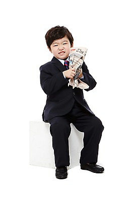포토 JPG 스튜디오촬영 전신 라이프스타일 남자 어린이라이프 어린이 비즈니스 스트레스 실내 한명 들기 누끼 사람 앉기 동양인 정장 소년 앞모습 유치원 유치원생 한국인 정보 비즈니스맨 신문 뉴스 찡그림 신문읽기 키즈비즈니스 나무의자 구김 남자만 남자한명만 어린이만 소년만 소년한명만 소식_알림 국내포토 1 옷 교육 뷰포인트 컨셉 의자 모션 표정 인종 내부 생활 목재 간행물 직장인 읽기 파일형식
