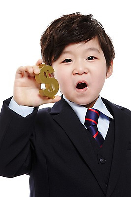 포토 JPG 스튜디오촬영 문자 라이프스타일 기호 남자 어린이라이프 어린이 돈 비즈니스 실내 한명 미소 웃음 들기 누끼 사람 동양인 정장 소년 상반신 금융 경제 달러 유치원 유치원생 한국인 비즈니스맨 화폐기호 키즈비즈니스 남자만 남자한명만 어린이만 소년만 소년한명만 국내포토 1 옷 교육 모션 표정 인종 내부 생활 직장인 재산 화폐 파일형식