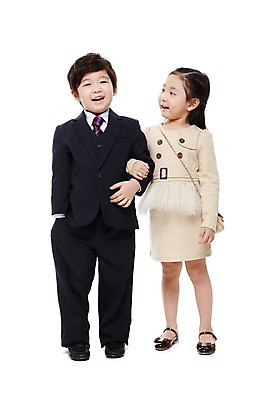 포토 JPG 스튜디오촬영 전신 라이프스타일 커플 여자 남자 어린이라이프 어린이 한쌍 구두 가방 비즈니스 실내 서기 미소 웃음 누끼 사람 동양인 정장 소녀 소년 두명 앞모습 친구 팔짱 유치원 유치원생 한국인 핸드백 비즈니스맨 비즈니스우먼 키즈비즈니스 어린이만 국내포토 잡화 옷 교육 뷰포인트 신발 관계 모션 표정 인종 내부 생활 직장인 파일형식