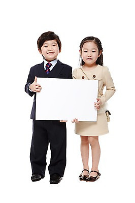 포토 JPG 스튜디오촬영 전신 라이프스타일 배너 여자 남자 어린이라이프 어린이 구두 가방 비즈니스 사각프레임 광고판 실내 서기 미소 웃음 들기 누끼 사람 동양인 정장 소녀 소년 두명 앞모습 친구 유치원 유치원생 한국인 핸드백 비즈니스맨 비즈니스우먼 알림 키즈비즈니스 어린이만 국내포토 잡화 옷 교육 뷰포인트 신발 관계 모션 프레임 알림판 표정 인종 내부 생활 사각형 직장인 판 파일형식