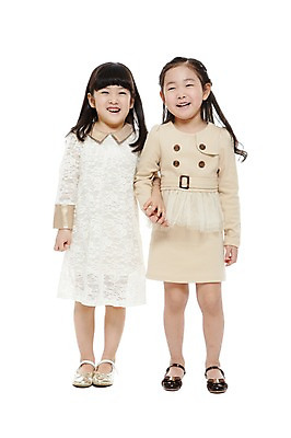 포토 JPG 스튜디오촬영 전신 라이프스타일 원피스 여자 어린이라이프 어린이 구두 비즈니스 실내 서기 미소 웃음 누끼 사람 동양인 정장 소녀 두명 앞모습 친구 치마 손잡기 유치원 유치원생 한국인 비즈니스우먼 키즈비즈니스 여자만 어린이만 소녀만 국내포토 옷 교육 뷰포인트 신발 관계 모션 하의 표정 인종 내부 생활 직장인 파일형식