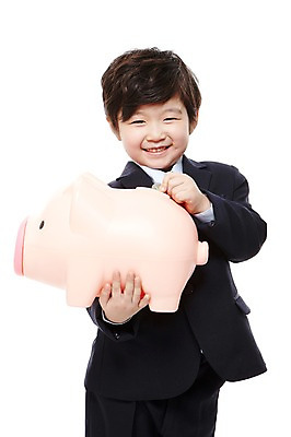 포토 JPG 스튜디오촬영 라이프스타일 남자 어린이라이프 어린이 돈 비즈니스 실내 한명 서기 미소 웃음 들기 누끼 사람 동양인 정장 소년 앞모습 금융 경제 동전 유치원 유치원생 저축 한국인 돼지저금통 저금통 비즈니스맨 절약 키즈비즈니스 넣기 남자만 남자한명만 어린이만 소년만 소년한명만 국내포토 1 옷 교육 뷰포인트 컨셉 모션 표정 인종 내부 생활 직장인 재산 파일형식