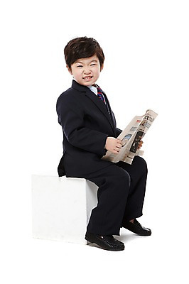 포토 JPG 스튜디오촬영 전신 라이프스타일 남자 어린이라이프 어린이 비즈니스 실내 한명 미소 웃음 들기 누끼 사람 앉기 동양인 정장 소년 옆모습 유치원 유치원생 한국인 정보 비즈니스맨 신문 뉴스 신문읽기 키즈비즈니스 나무의자 남자만 남자한명만 어린이만 소년만 소년한명만 소식_알림 국내포토 1 옷 교육 뷰포인트 컨셉 의자 모션 표정 인종 내부 생활 목재 간행물 직장인 읽기 파일형식