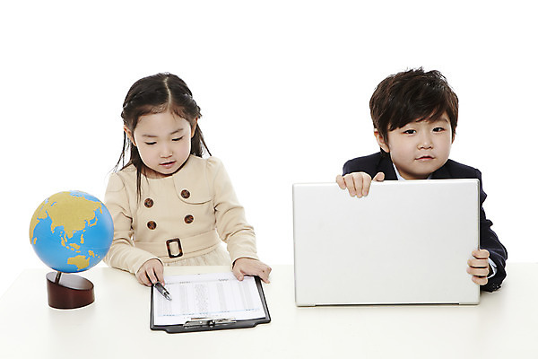 포토 JPG 스튜디오촬영 라이프스타일 응시 여자 남자 어린이라이프 어린이 비즈니스 실내 누끼 사람 동양인 정장 소녀 소년 상반신 두명 앞모습 친구 노트북 컴퓨터 펜 지구본 유치원 유치원생 한국인 웹서핑 업무 비즈니스맨 비즈니스우먼 작업실 책상 문서 키즈비즈니스 서류판 어린이만 국내포토 시선 옷 교육 뷰포인트 가구 관계 인종 내부 생활 전자제품 필기구 사무용품 작업 직장인 파일형식