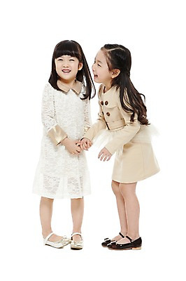 포토 JPG 스튜디오촬영 전신 라이프스타일 원피스 여자 어린이라이프 어린이 구두 비즈니스 실내 서기 미소 웃음 누끼 사람 동양인 정장 소녀 두명 앞모습 옆모습 친구 치마 손잡기 유치원 유치원생 한국인 비즈니스우먼 키즈비즈니스 여자만 어린이만 소녀만 국내포토 옷 교육 뷰포인트 신발 관계 모션 하의 표정 인종 내부 생활 직장인 파일형식