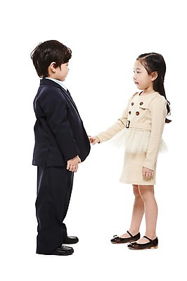 포토 JPG 스튜디오촬영 전신 라이프스타일 커플 여자 남자 어린이라이프 어린이 한쌍 구두 비즈니스 실내 서기 누끼 사람 동양인 정장 소녀 소년 두명 옆모습 친구 마주보기 손잡기 유치원 유치원생 한국인 비즈니스맨 비즈니스우먼 키즈비즈니스 어린이만 국내포토 옷 교육 뷰포인트 신발 관계 모션 인종 내부 생활 직장인 파일형식