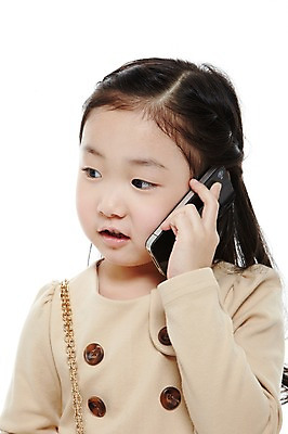 포토 JPG 스튜디오촬영 라이프스타일 여자 어린이라이프 어린이 비즈니스 실내 한명 들기 누끼 사람 동양인 소녀 상반신 앞모습 스마트폰 유치원 유치원생 한국인 비즈니스우먼 전화기 키즈비즈니스 통화 여자만 여자한명만 어린이만 소녀만 소녀한명만 국내포토 1 교육 뷰포인트 모션 인종 내부 생활 핸드폰 스마트기기 직장인 파일형식