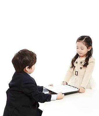 포토 JPG 스튜디오촬영 라이프스타일 여자 남자 어린이라이프 어린이 비즈니스 실내 서기 누끼 사람 앉기 동양인 정장 소녀 소년 상반신 두명 친구 유치원 유치원생 한국인 업무 비즈니스맨 비즈니스우먼 작업실 상사 책상 문서 키즈비즈니스 부하 결재 결재판 어린이만 국내포토 옷 교육 가구 관계 모션 인종 내부 생활 작업 직장인 파일형식